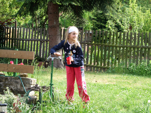 fröhliches Kind im Garten