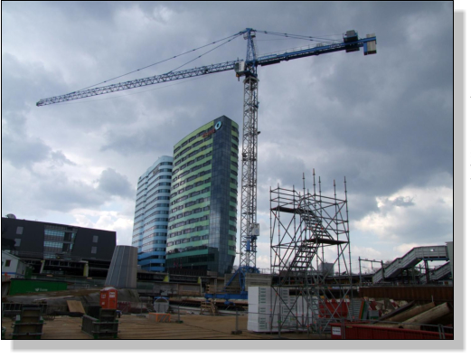 Arnheim (Arnhem) Baustelle für den neuen Bahnhof mit Kran vor einen tollen Wolken- Himmel