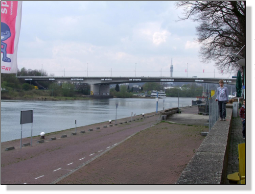 Arnheim (Arnhem) eine andere Brücke über den Rhein mit einer Kunst - Installation