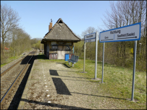 Bahnhof Neunhofen Bahnsteig Bahnhofsgebäude