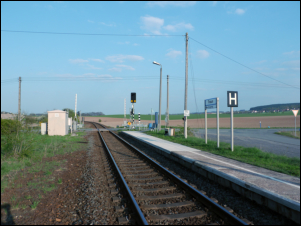 Bahnhof Traun Bahnübergang und  Bahnsteig