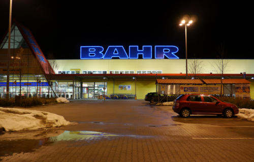 Auf dem Parkplatz beim Max Bahr Baumarkt Gera in der Nacht